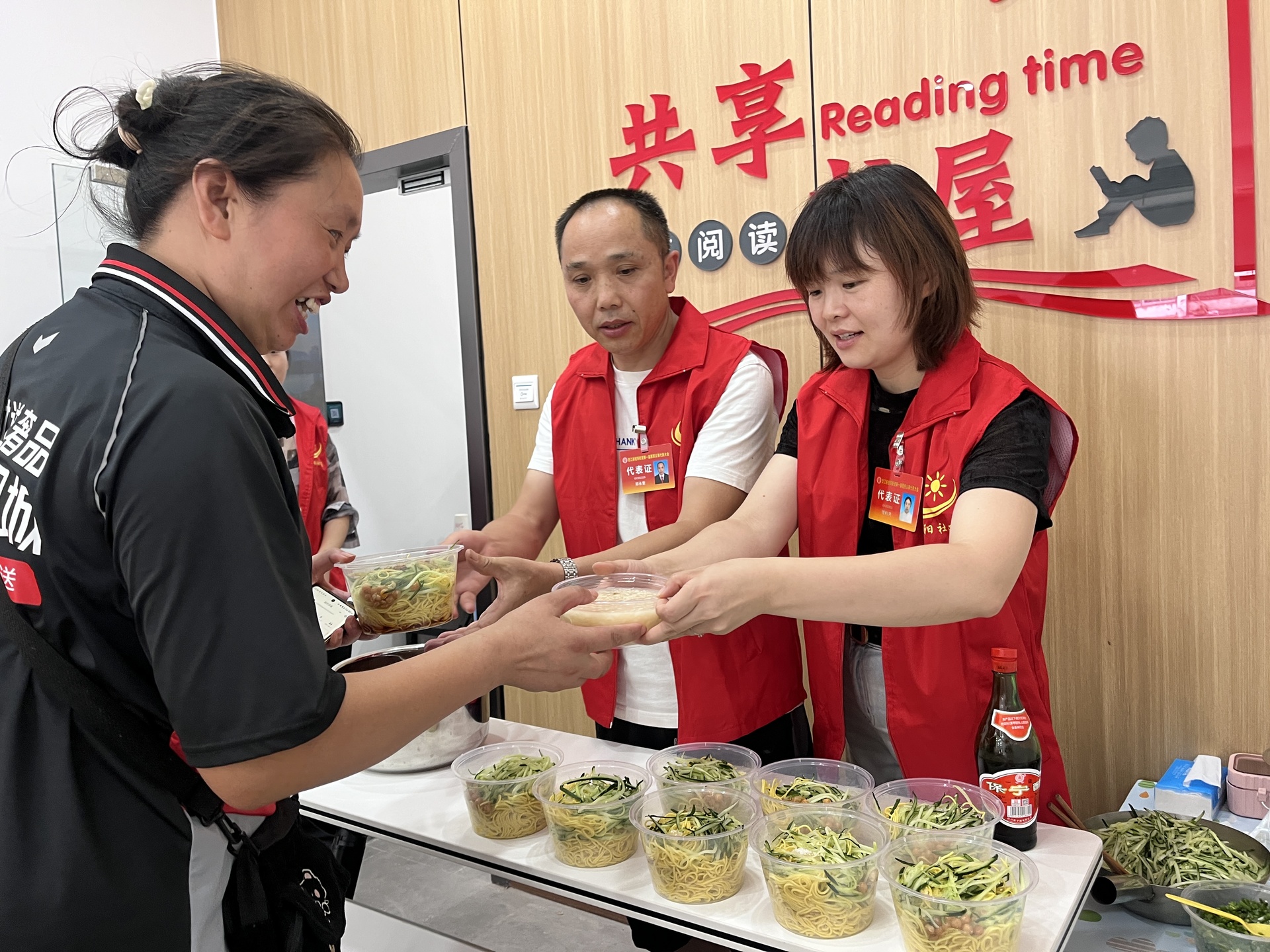 快递大姐在阳光驿站领取稀饭凉面